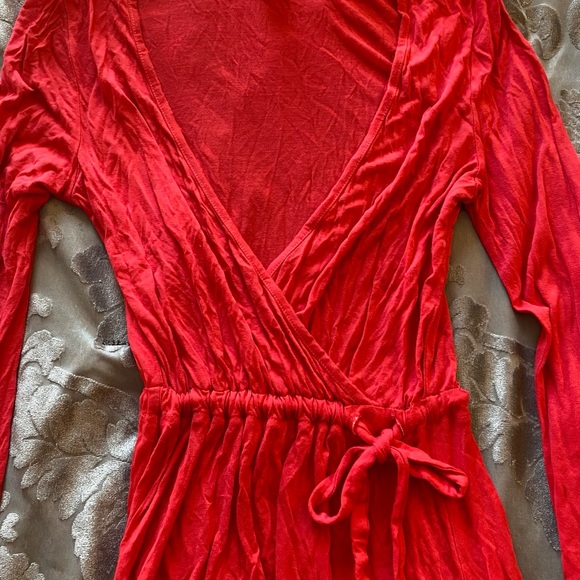 H&M V-neck midi dress with tie at waist. - Picture 2 of 4